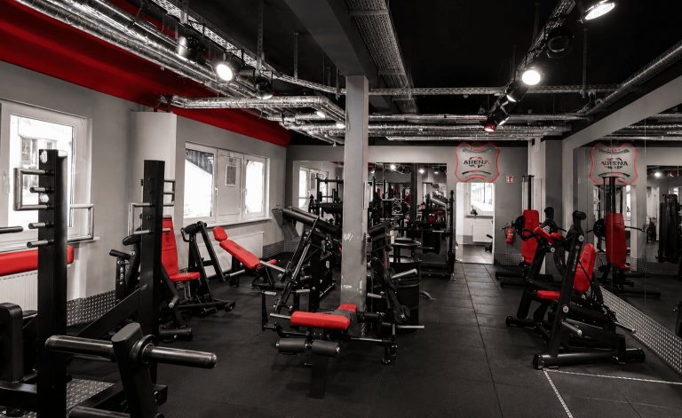 Krafttrainingsbereich mit Trainingsgeräten im Fitness Park Limburg